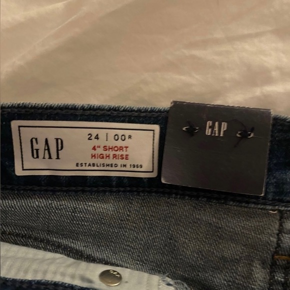 GAP high rise shorts - Picture 3 of 4